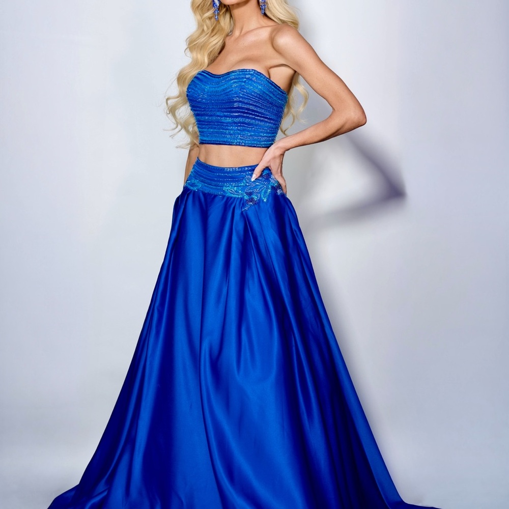 Elegant Blue Strapless Evening Gown